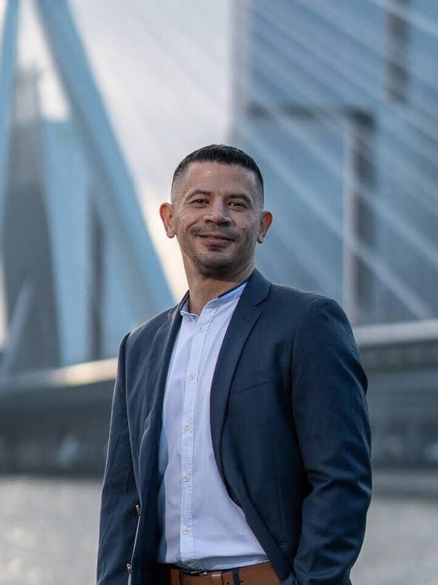 Portrait photo of Hector Luque, International Business Consultant at Intercompany Solutions in Rotterdam, the Netherlands