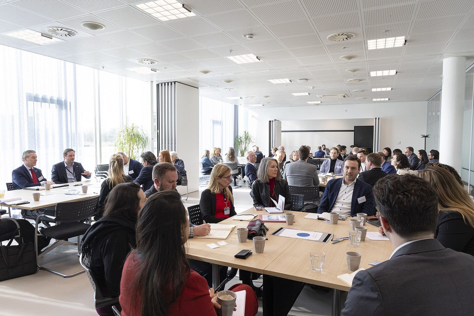 Ein Geschäftstreffen auf dem High Tech Campus in Eindhoven